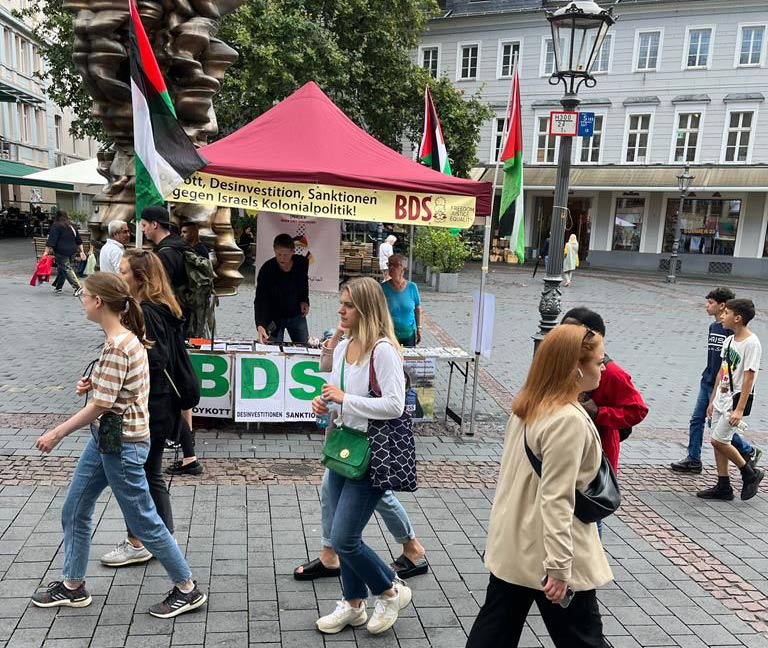 حملة المقاطعة والجالية الفلسطينية في مدينة بون يقيمان طاولة معلومات في وسط المدينة