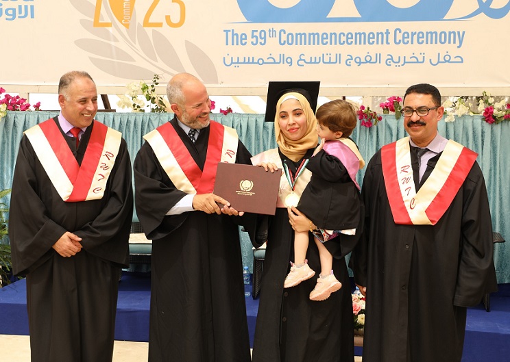 الأونروا في الضفة الغربية : تخريج 561 من معاهدها من معلمين و طلاب في جميع التخصصات ..