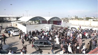 حشود من حملة الجنسيات الأجنبية  عند معبر رفح