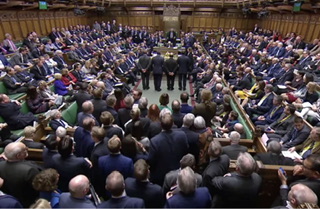 رفضا لموقفه من الحرب على غزة.. نائب في “حزب العمال” البريطاني يستقيل من منصب سياسي