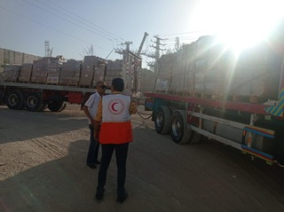 الهلال الأحمر الفلسطيني بستلم  106 شاحنات من الهلال الأحمر المصري عبر معبر رفح