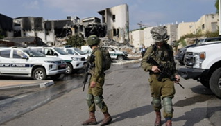 بالتزامن مع أذان الفجر… جندي إسرائيلي ينتهك قدسيّة مسجد