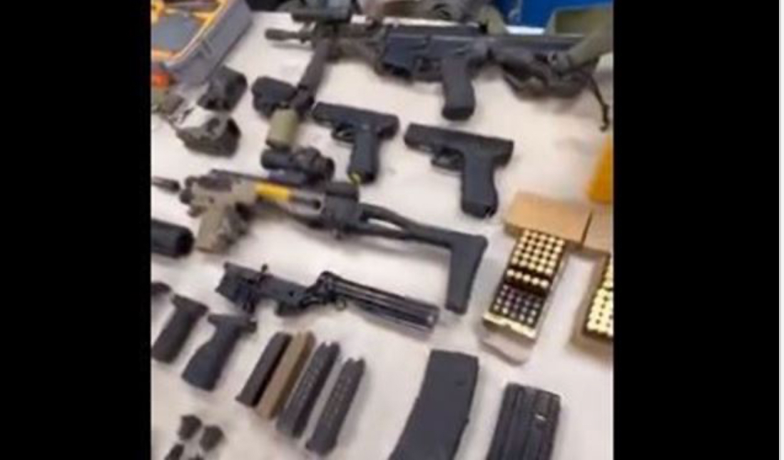 المسروقات" التي سلبها "الجندي المزيف" بعد أن خدع نتنياهو!