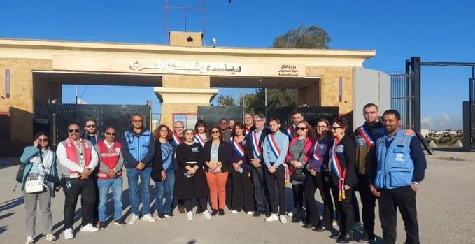 نواب فرنسيون يصلون إلى معبر رفح لدعم الشعب الفلسطيني و”الأونروا”