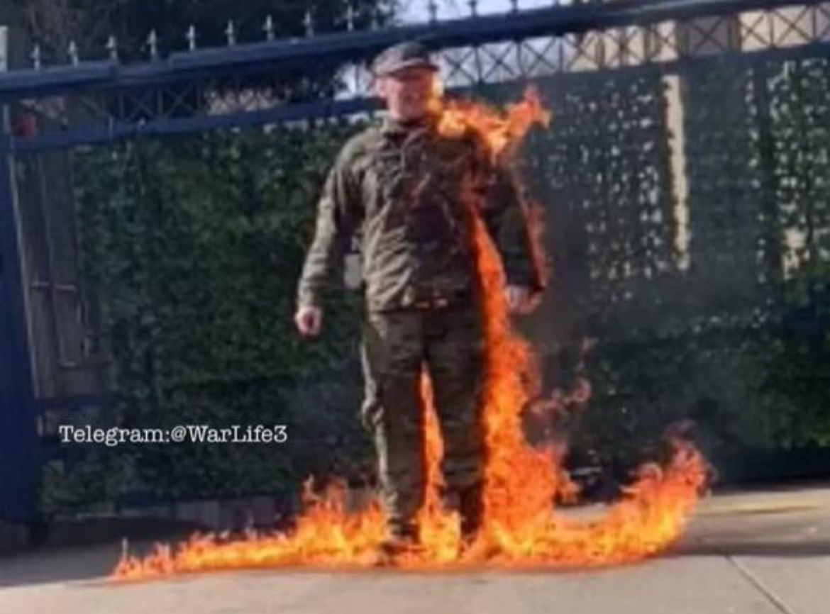 جندي في القوات الجويه أحرق نفسه أمام سفارة إسرائيل"