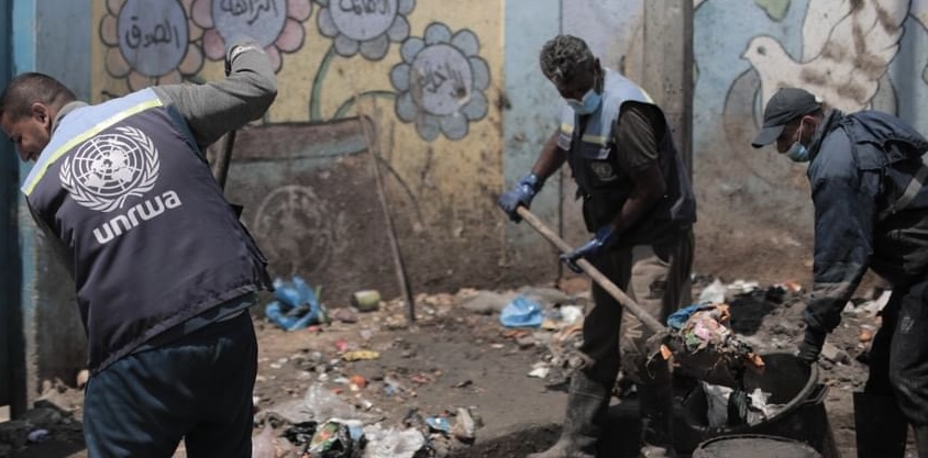 عمال النظافة في الأونروا يعملون في رفح