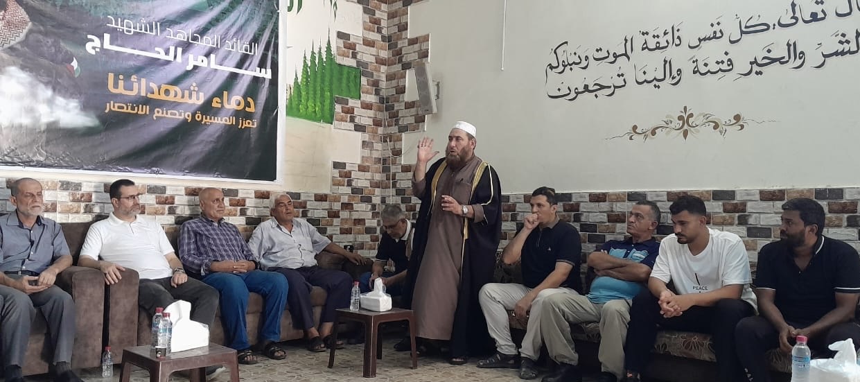 حماس" و ال مرهجي يتقبلان التباريك باستشهاد القائد سامر الحاج في مخيم نهر البارد