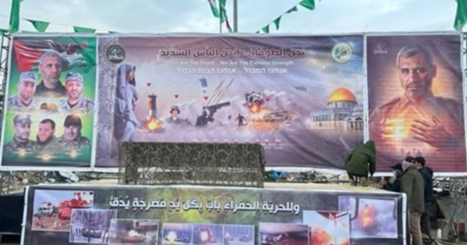 حماس تسلم أسيرين إسرائيليين... ولافتات تحمل رسائل "نارية"