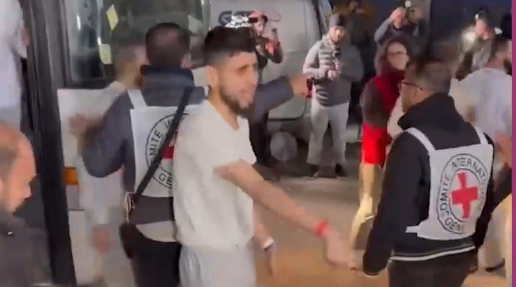 الإفراج عن الدفعة السابعة من الأسرى الفلسطينيين*