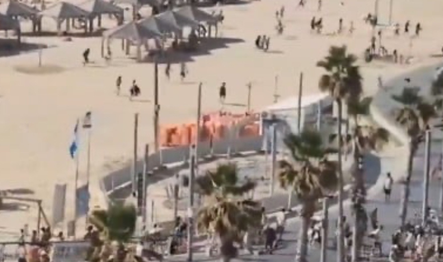 بعد اعتراض صاروخ يمني... هلعٌ في تل أبيب! (فيديو)