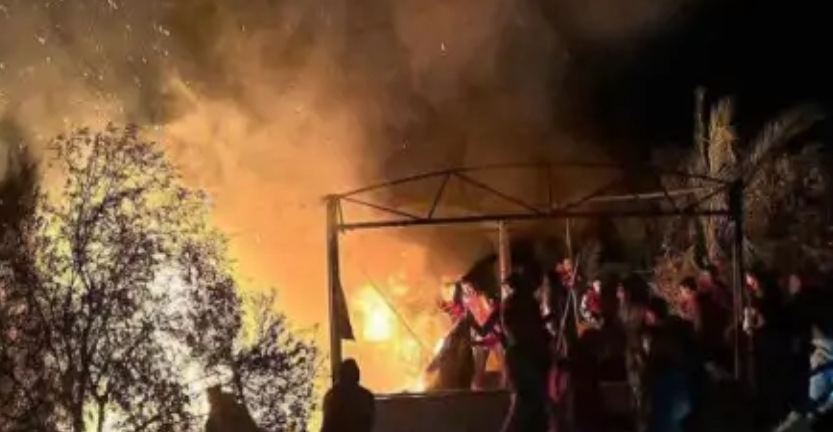 الاحتلال يقصف خيامًا للنازحين في غزة وتحظر دخول "مناطق المساعدات"