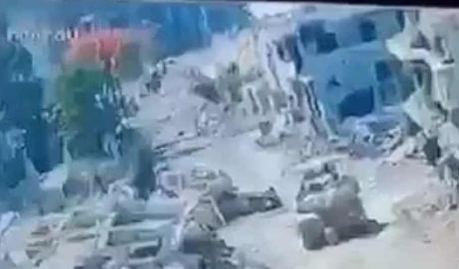 من تحت الركام... مقاوم يفجّر دبابة ميركافا شمال غزة (فيديو)