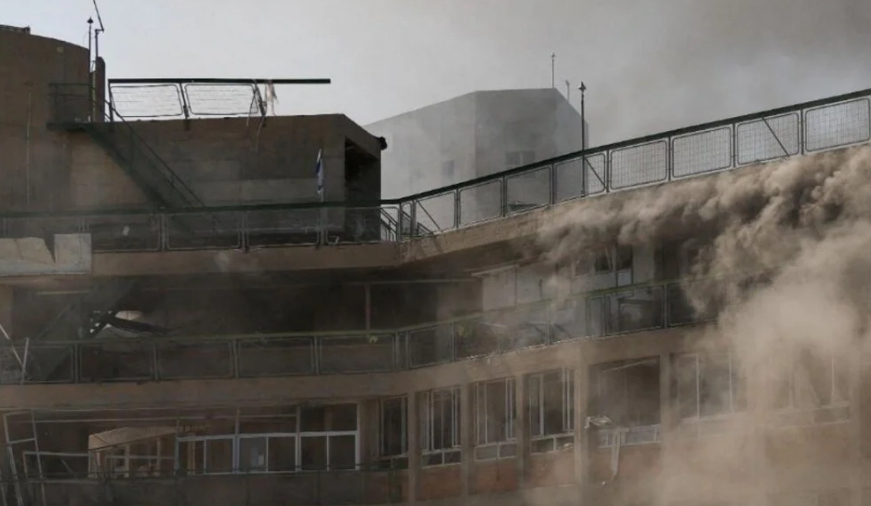 بشكل مباشر... صاروخ ايراني يصيب منشأة استراتيجية إسرائيلية