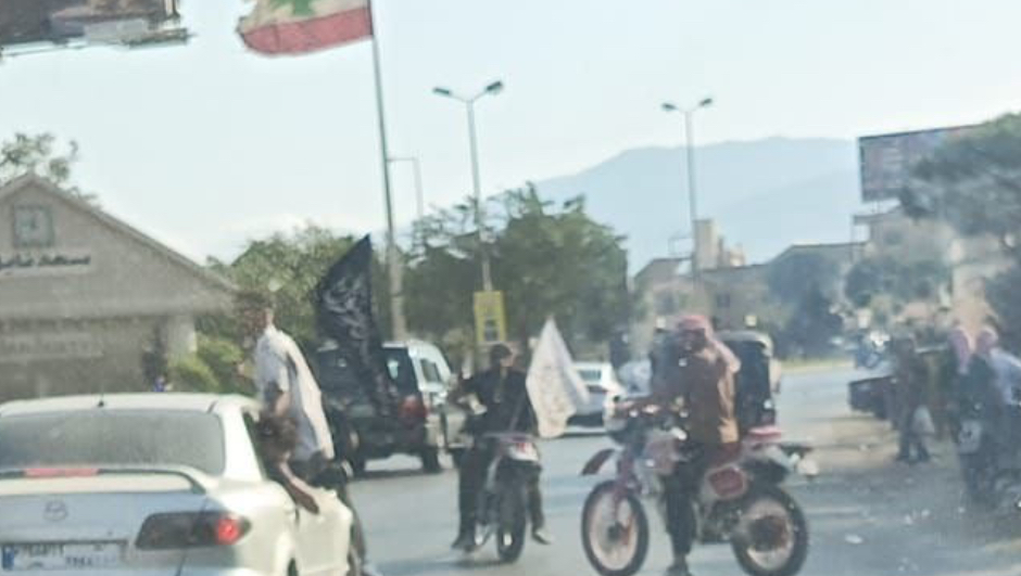 "شعاراتٌ دينية على سيارات السوريين في سعدنايل"... ونائبٌ يتخوّف من "فتنة"