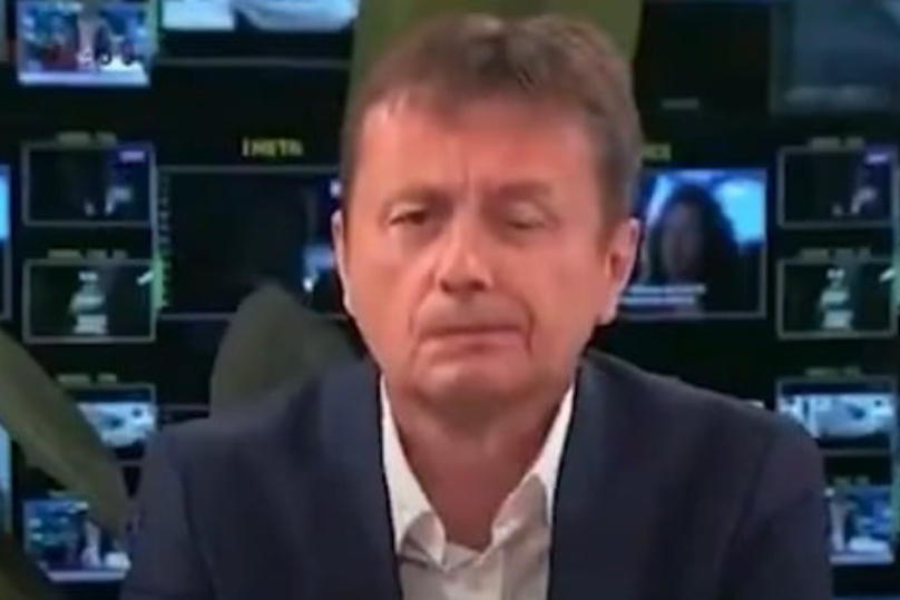 صدمة على الهواء... جلطة دماغية تصيب وزيراً أثناء البث (فيديو)