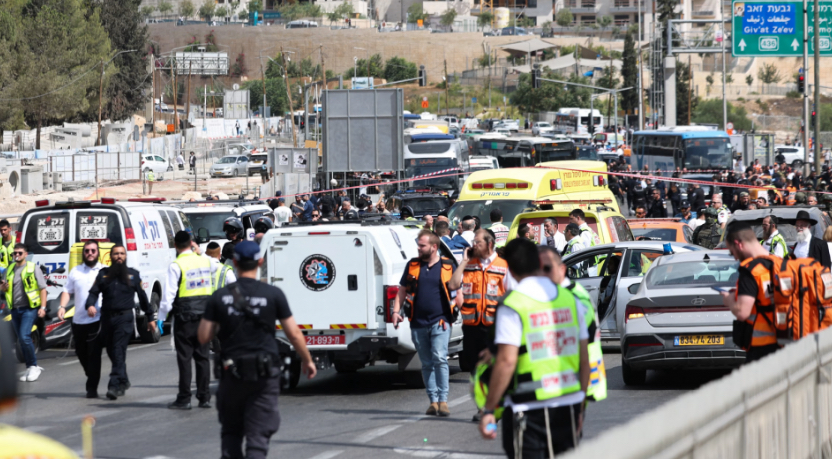 بينها 5 حالات "ميؤوس منها"... بالفيديو: إصابة 20 شخصًا بإطلاق نار في القدس