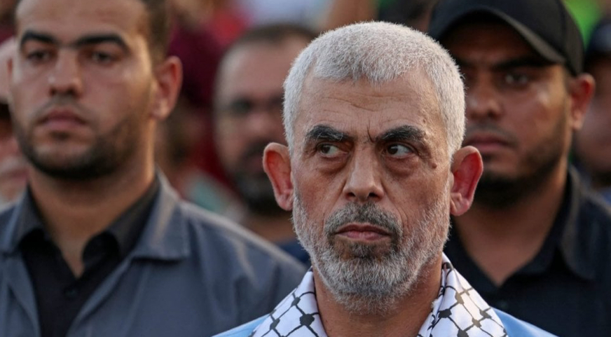 بين الركام... إسرائيل تنشر لقطات للسنوار قبل اغتياله (فيديو)