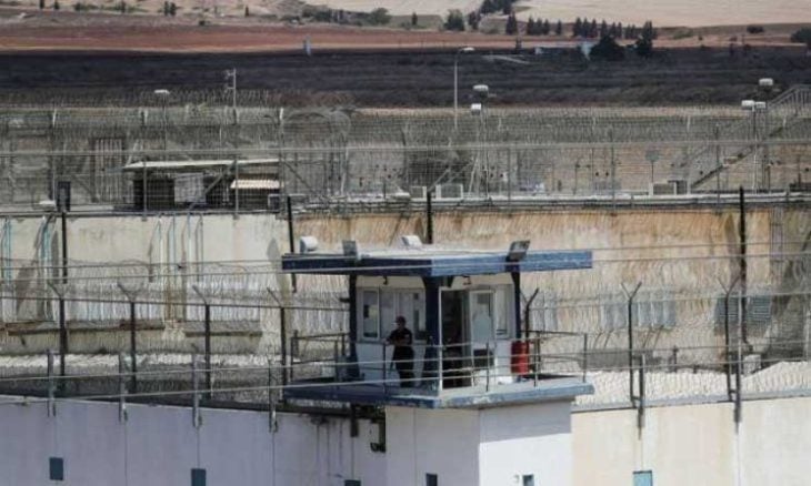 “إعلام الأسرى”: تنكيل جماعي بالفلسطينيين في سجن رامون الإسرائيلي