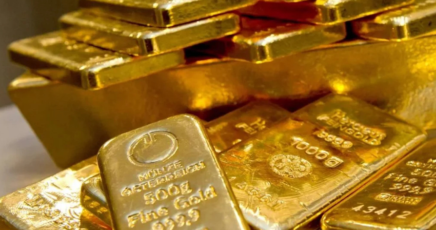الذهب يتماسك والدولار يضغط… والأنظار على 5000 دولار