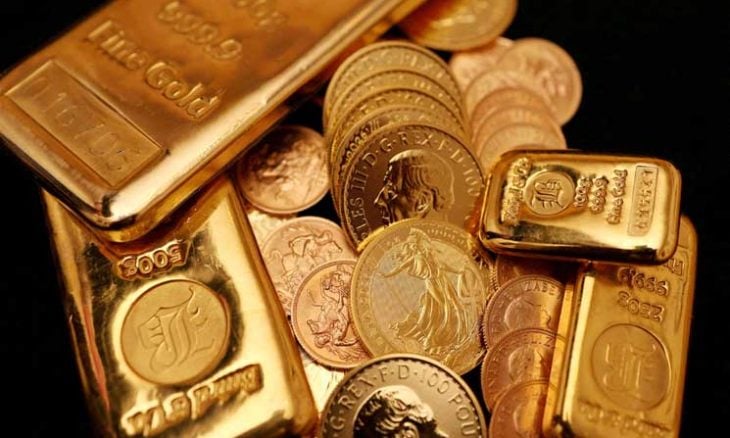 انخفاض الذهب من أعلى مستوى له في أسبوع مع استقرار الدولار