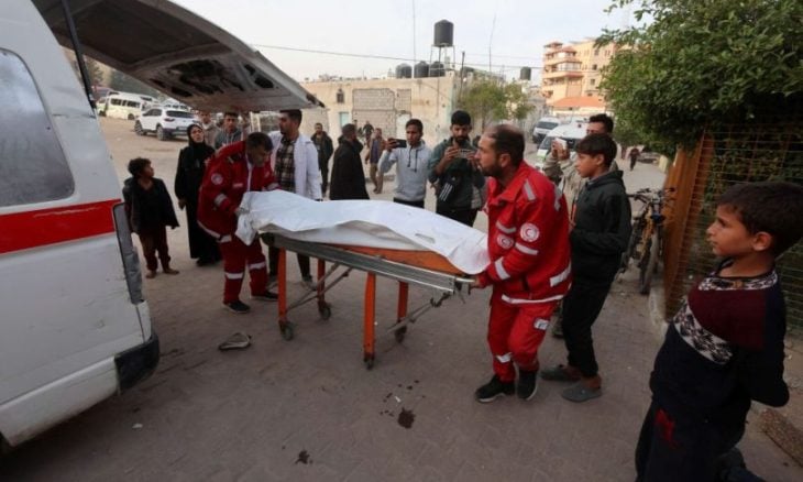 بينهم طفلان شقيقان..  استشهاد 13 فلسطينيا بقصف إسرائيلي عنيف على خيام ومدرسة في غزة