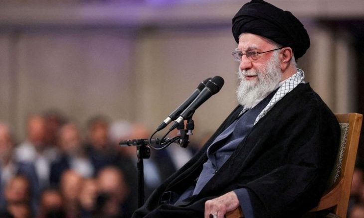 خامنئي: المحتجون “يحطمون شوارعهم من أجل إسعاد رئيس دولة أخرى”