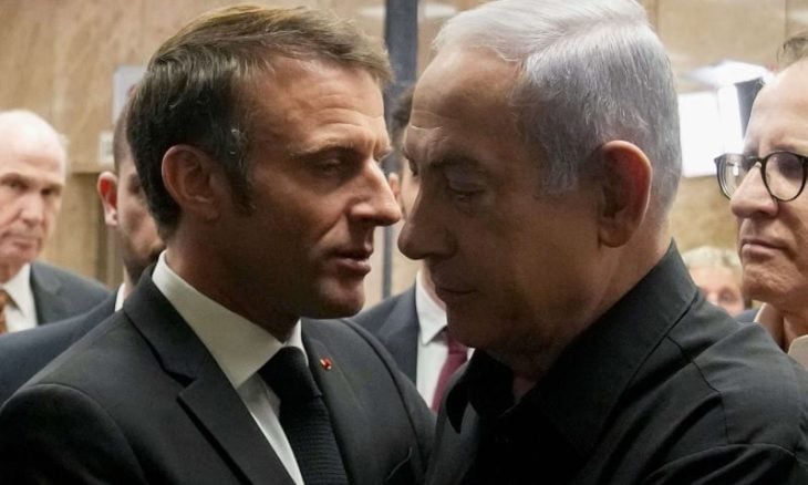 بعدما هاجمه ماكرون.. دار نشر فرنسية تسحب كتابا دراسيا وصف قتلى 7 أكتوبر بـ“مستوطنين يهود”