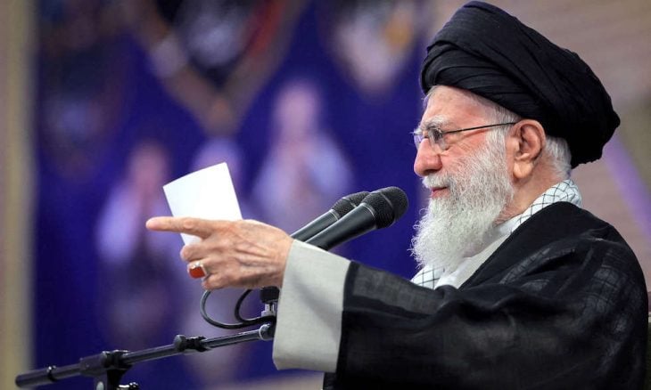المفاوضات “خطأ استراتيجي” والخيار العسكري سيطيل حكم خامنئي.. والحل: تعاظم الاحتجاج