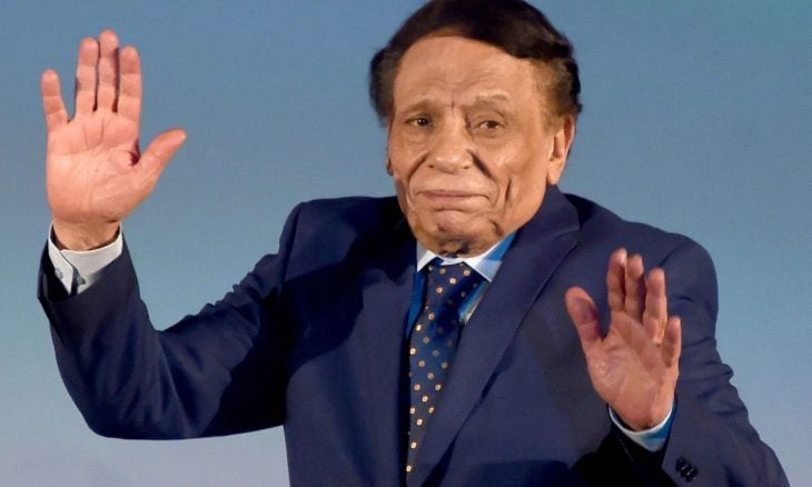 مصادر مقربة من عادل إمام تنفي إشاعات تدهور صحته