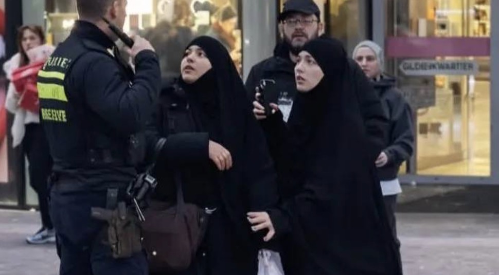 شرطي يعتدي على سيدتين محجبتين… فيديو صادم يفجّر غضب الشارع الهولندي