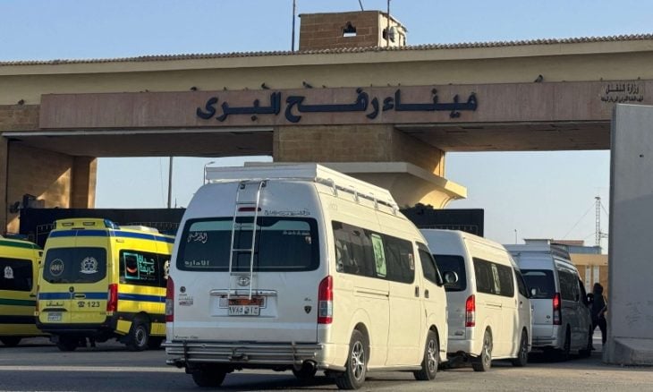 وصول الدفعة الأولى من الفلسطينيين العائدين من مصر إلى معبر رفح- (فيديو)