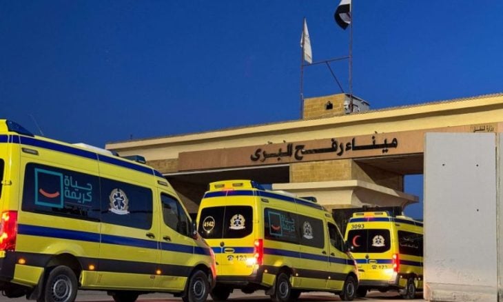 بدء وصول جرحى ومرضى من قطاع غزة إلى الجانب المصري من معبر رفح- (فيديو)