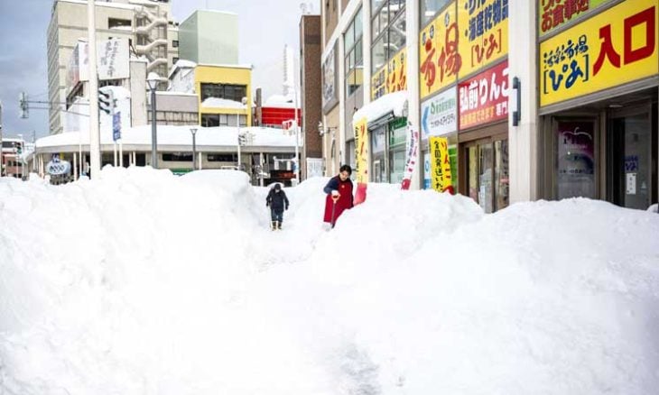 مقتل 30 شخصا بسبب الثلوج الكثيفة في اليابان- (صور)