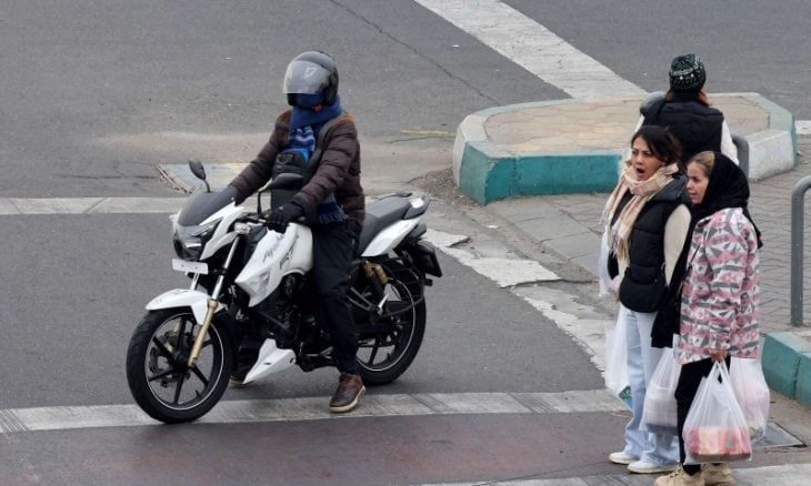 رسميا.. إيران تسمح للنساء بقيادة الدراجة النارية والسكوتر