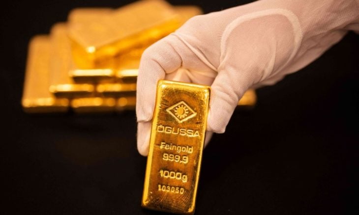 تراجع الذهب والفضة وسط ارتفاع الدولار وموجة بيع واسعة النطاق