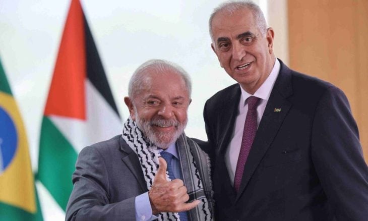 الرئيس البرازيلي يرتدي الكوفية الفلسطينية خلال مراسم دبلوماسية- (صور وفيديو)