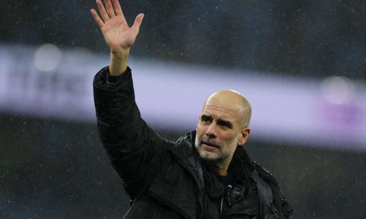 رسالة تضامنية.. غوارديولا يوقع على قمصان لفريق “غزة الإرادة”