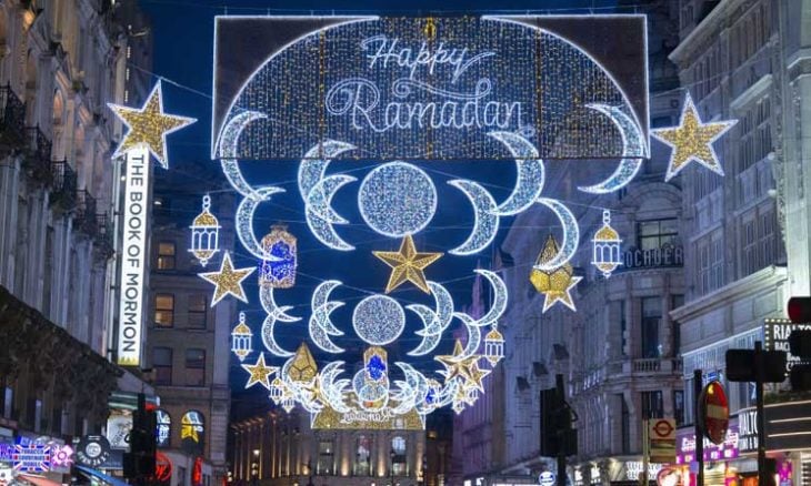 للعام الرابع.. أضواء رمضان تزين شارع كوفنتري وسط لندن- (صور)