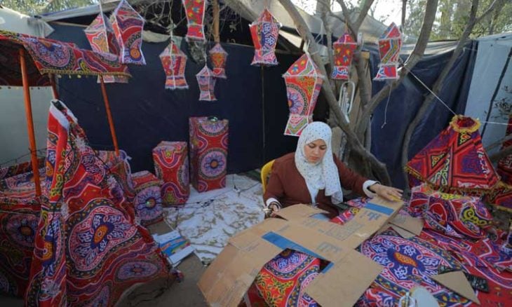 بكرتون طرود الإغاثة.. فلسطينية تعيد فوانيس رمضان لغزة- (صور)