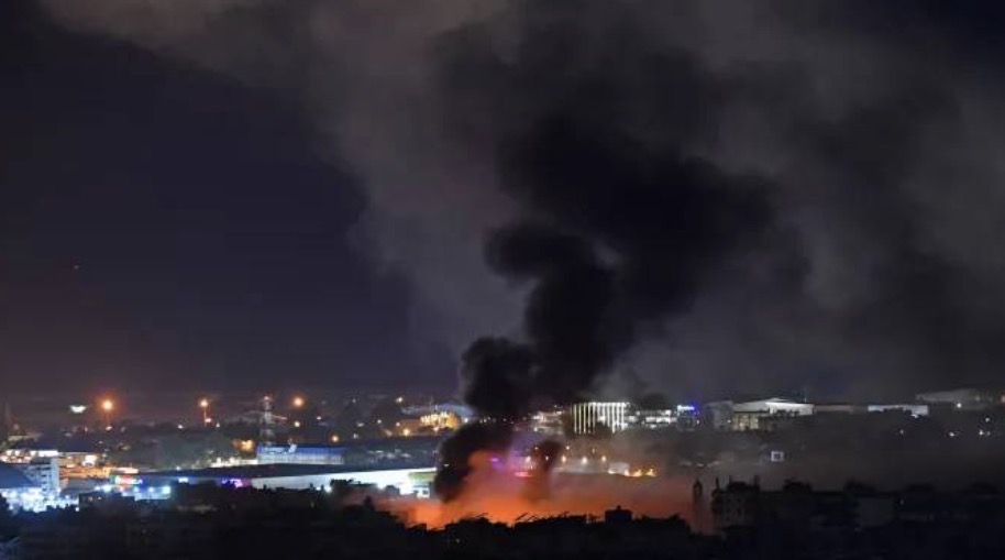 ضربات ليلية في الجنوب… إسرائيل تعلن استهداف مخازن ومنصّات صواريخ