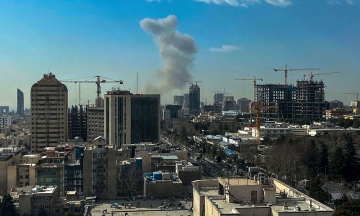 هجوم أمريكي إسرائيلي مشترك على إيران “يشمل بيت المرشد ومقري الرئاسة وهيئة الأركان”.. وطهران ترد ـ (فيديوهات)
