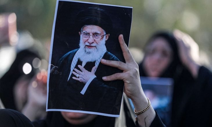 الإيرانيون يلقون نظرة الوداع على خامنئي لثلاثة أيام