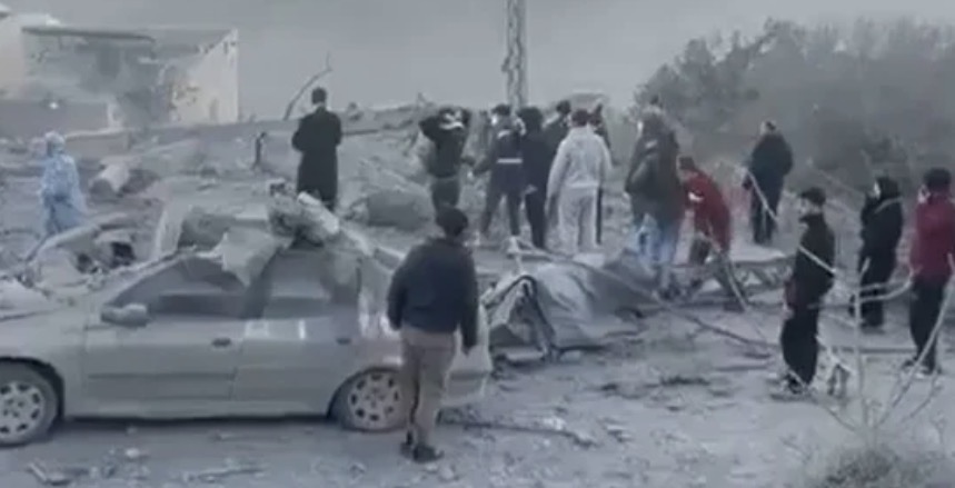 عائلة كاملة أُبيدت تحت الأنقاض فجراً...مختار صير الغربية يروي التفاصيل!