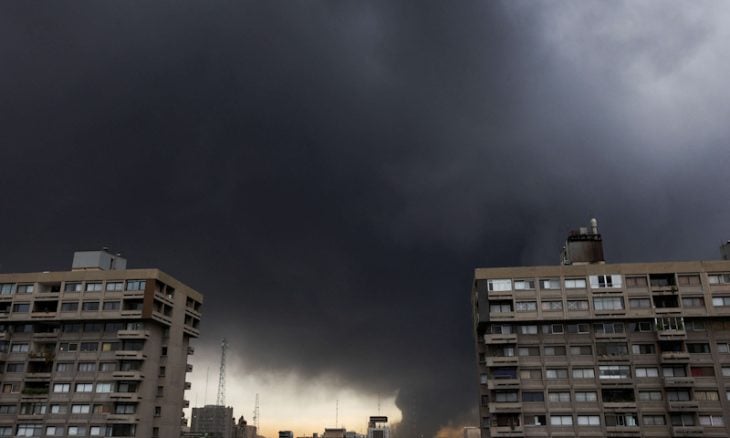 السماء تظلم فوق طهران بعد قصف إسرائيل لمستودعات النفط