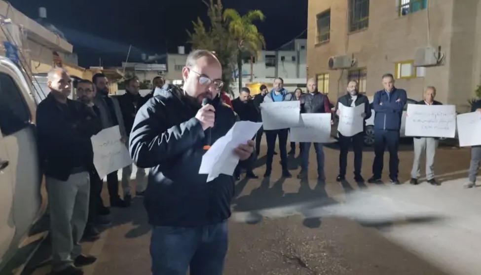 احتجاجات في قلقيلية رفضًا لإغلاق أقسام في مستشفى "الوكالة"