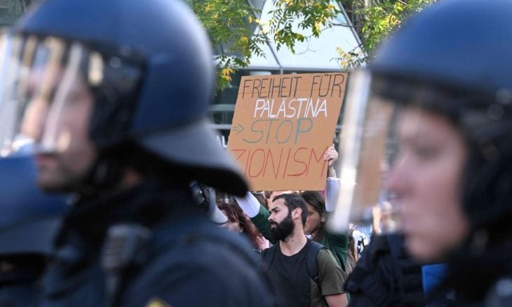 صحيفة عبرية: حتى أنت يا ألمانيا؟ العالم كله يكرهنا.. لعنة ما فعلناه بالفلسطينيين تلاحقنا في كل مكان