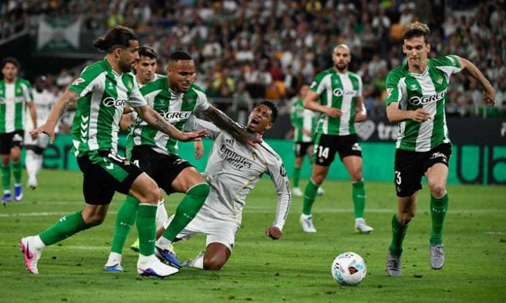 بيتيس ينتزع تعادلا مثيرا أمام ريال مدريد ويقدم هدية لبرشلونة