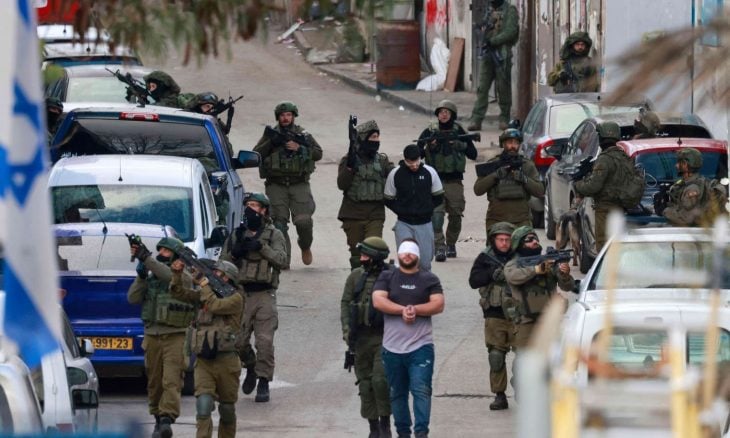إسرائيل تعتقل 140 فلسطينيا بالضفة خلال يومين
