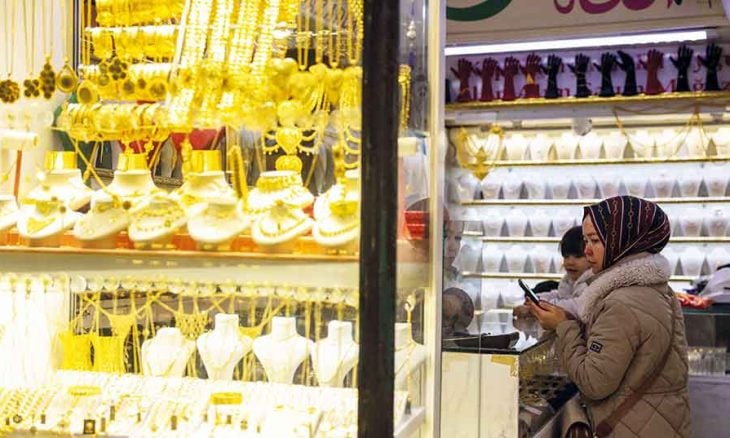 الذهب يتجه لخسارة أسبوعية وسط مخاوف من تضخم مدفوع بأسعار النفط