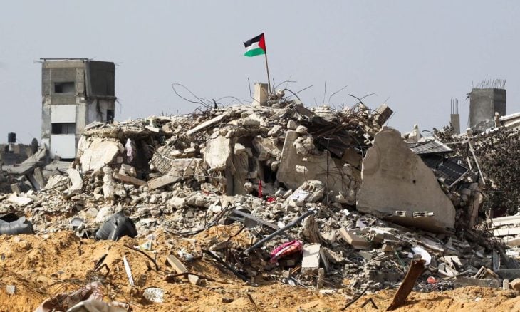 وسط تردد كل الأطراف المعنية بغزة.. لا شيء يتحرك بحرية سوى الجرذان والسكان يعيشون بين الأنقاض